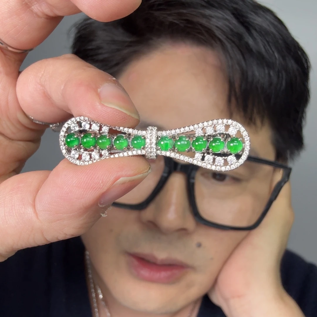 翡翠未镶嵌颈饰一件