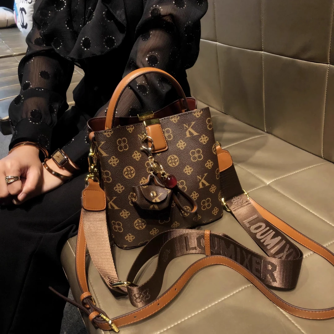 香港品牌包包女士2025新款复古真皮手提单肩水桶包质感斜挎小包包