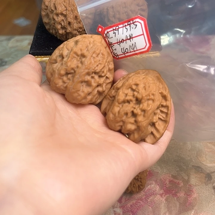 文玩核桃吊坠梨木台