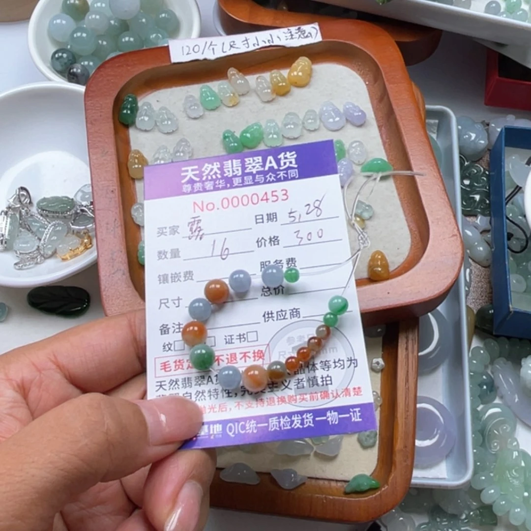 翡翠未镶嵌颈饰露***啊