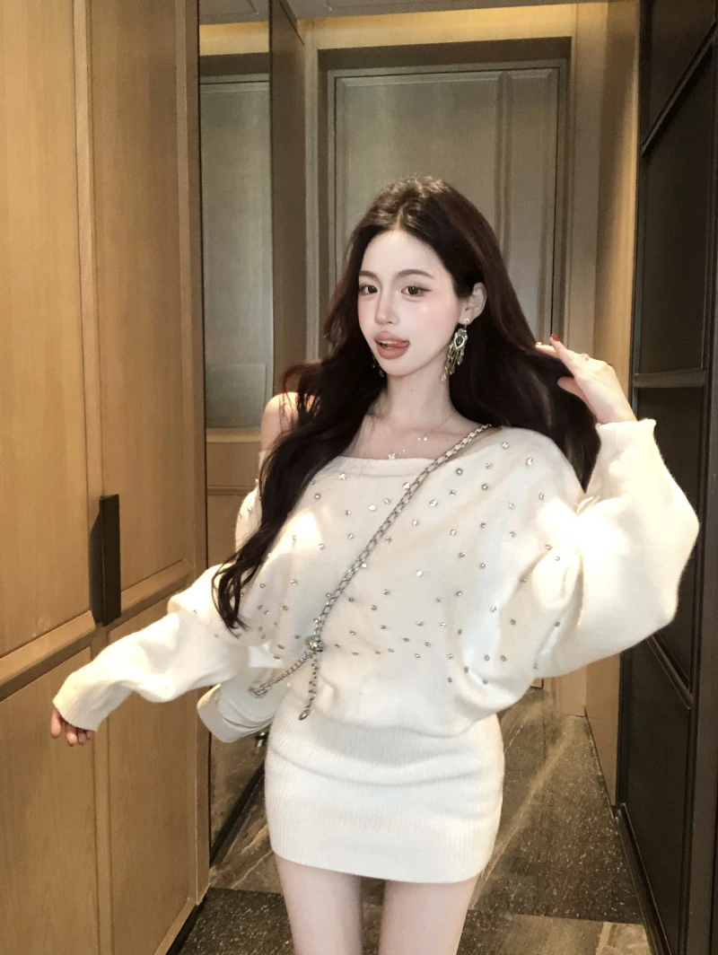 小香风烫钻针织连衣裙女秋冬纯欲性感一字肩包臀裙蝙蝠袖毛衣裙子