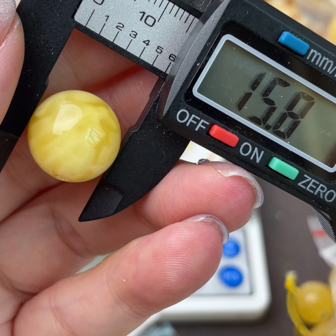 未镶嵌琥珀裸石微瑕165