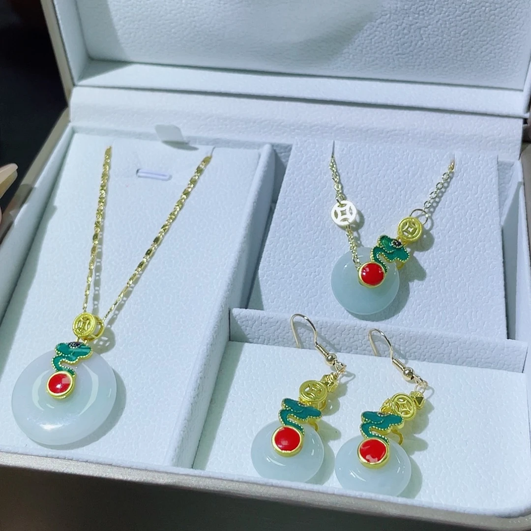 翡翠未镶嵌颈饰多样性发其一