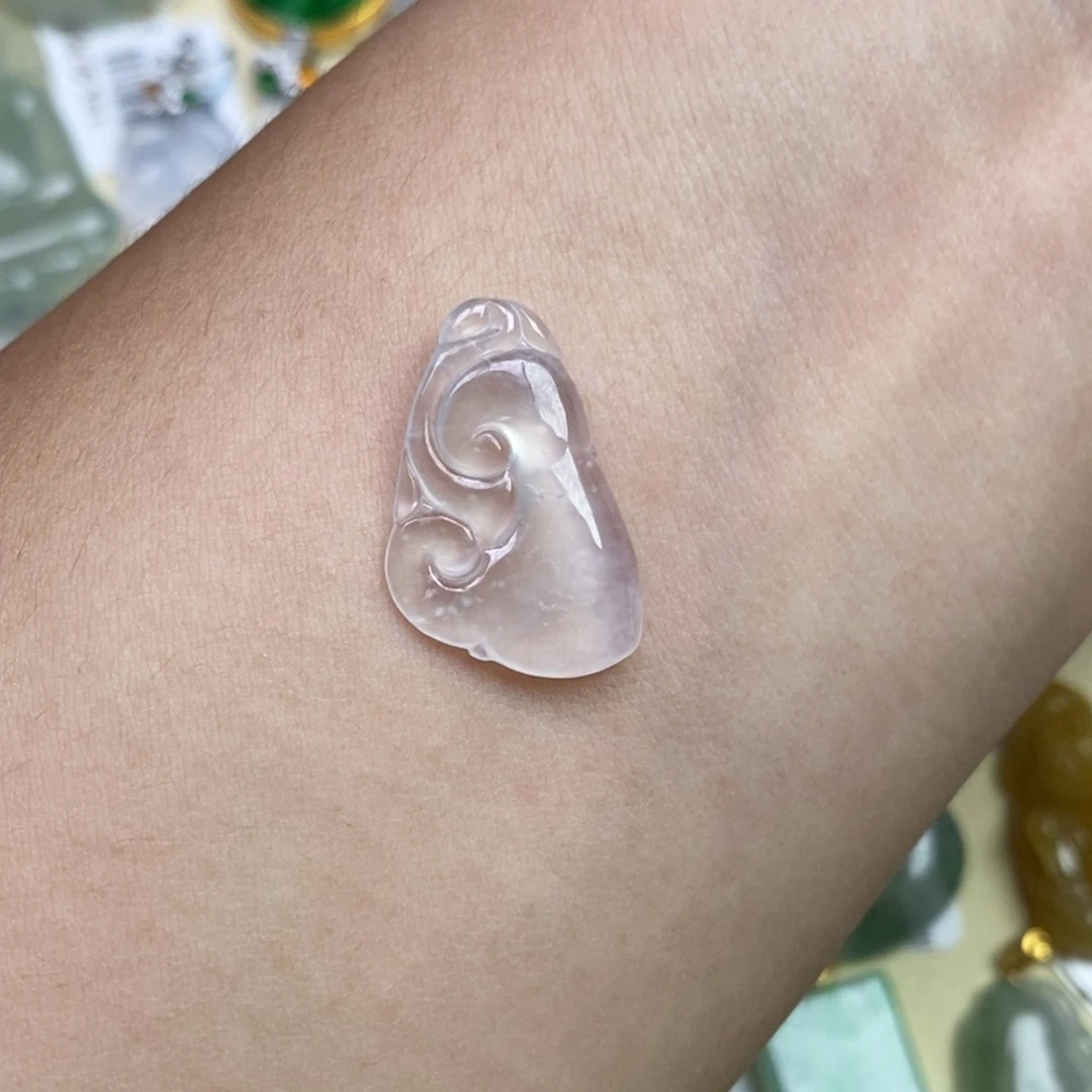 翡翠未镶嵌颈饰如意