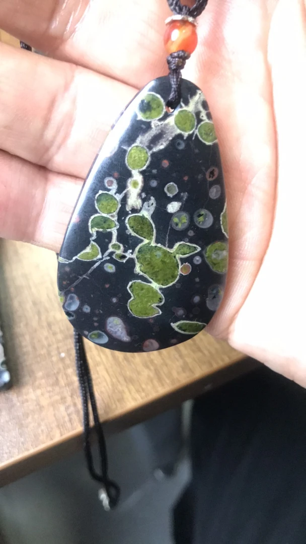 梅花玉精品吊坠一个