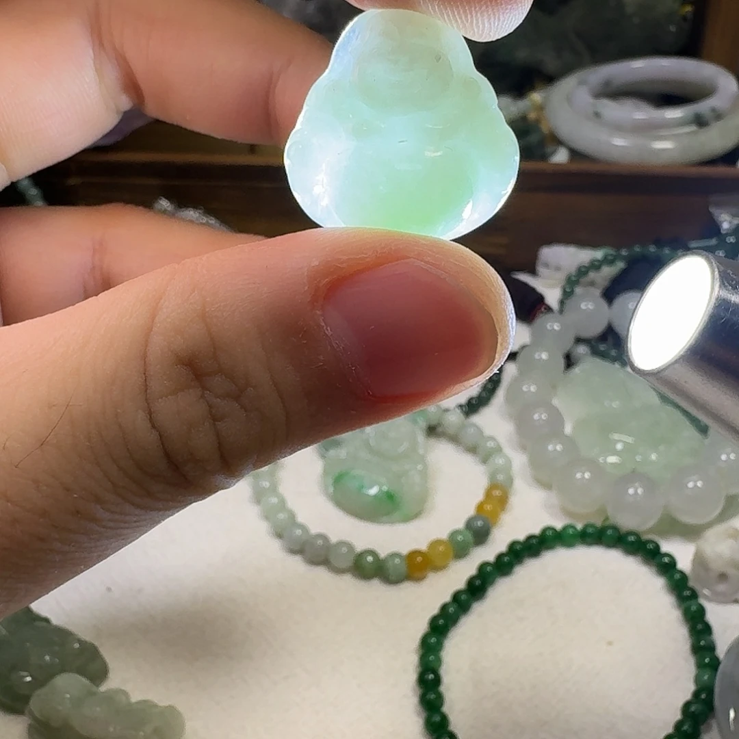 翡翠未镶嵌颈饰佛公