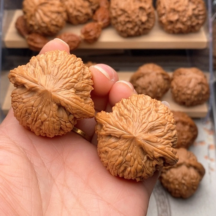 H***s核桃把件文玩核桃绣球