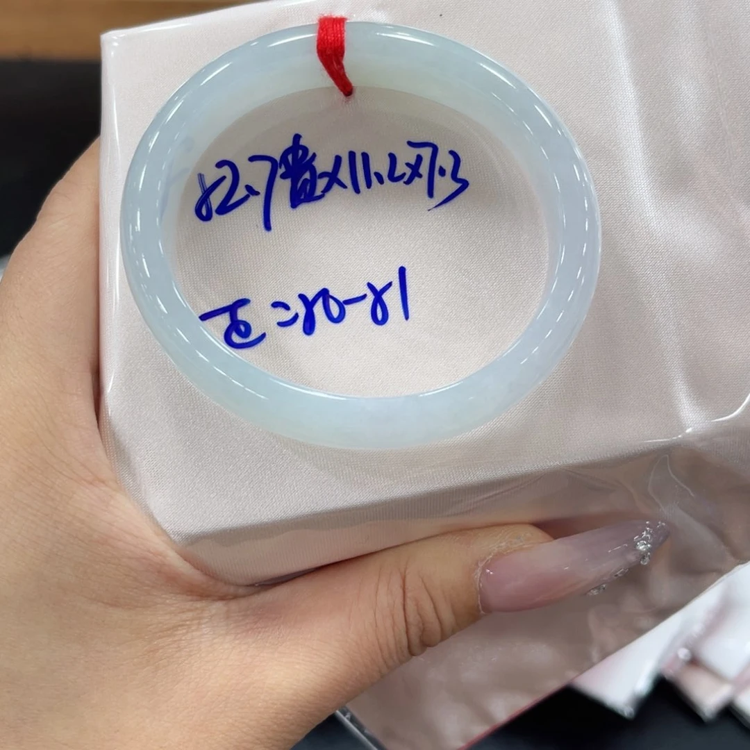 翡翠手镯未镶嵌翡翠