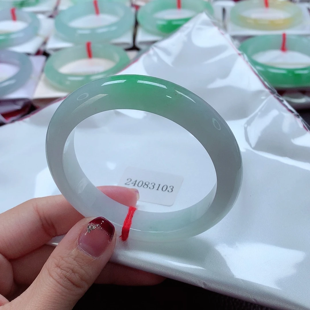 翡翠手镯未镶嵌天然A货翡翠