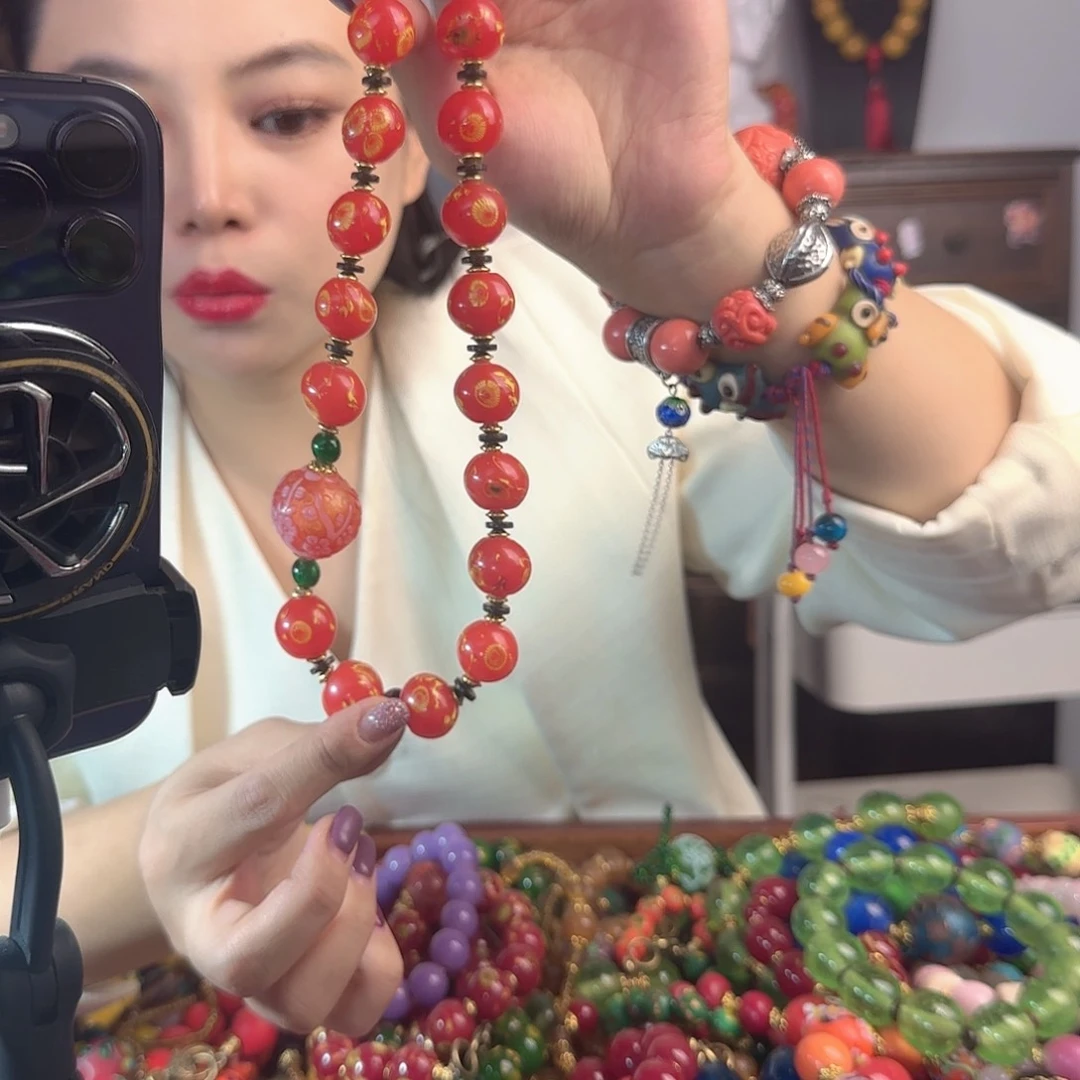 玻璃颈饰老琉璃的故事是一个人的故事吗我