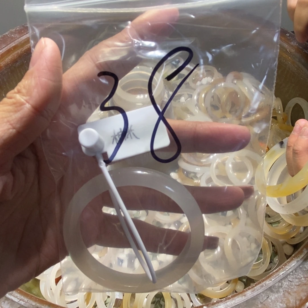 娇***座玛瑙/玉髓未镶嵌手镯38号