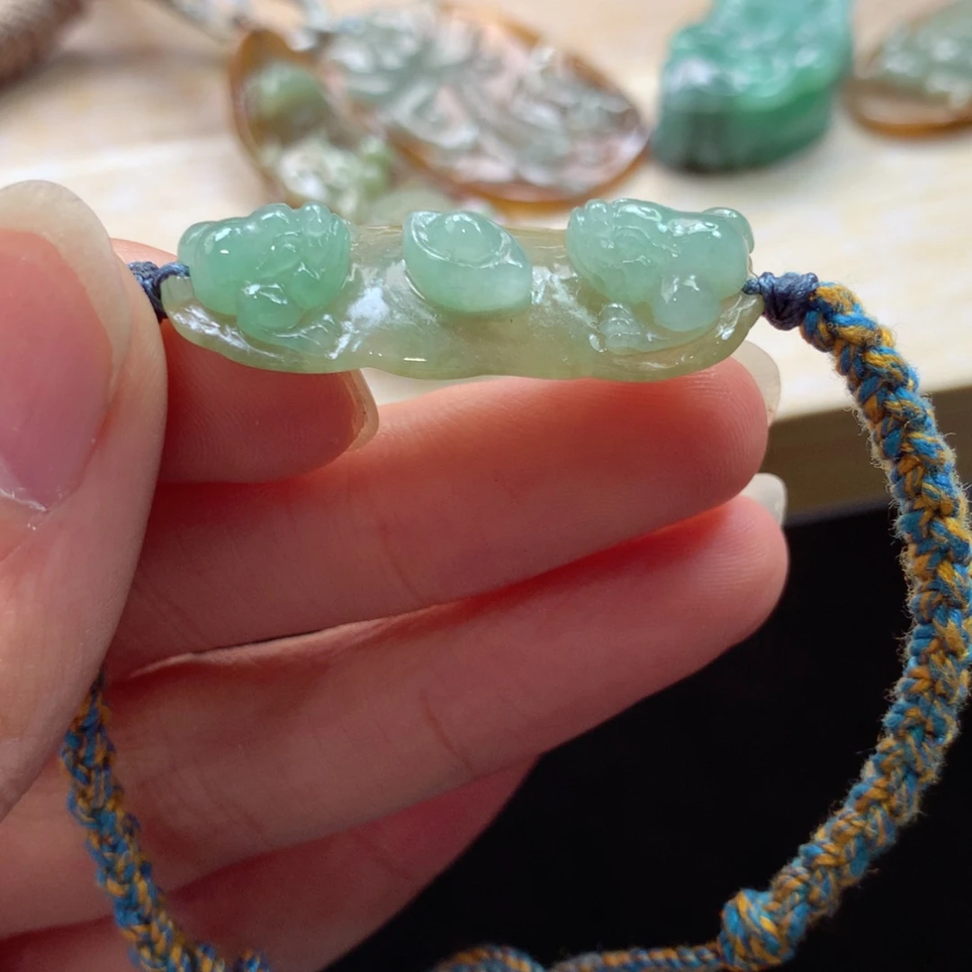 翡翠18K金镶嵌颈饰吊坠