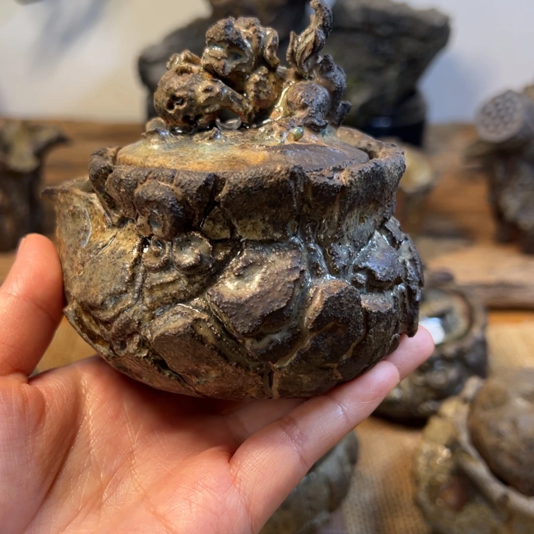 L***i柴烧手捏爆裂小狮子宝瓶