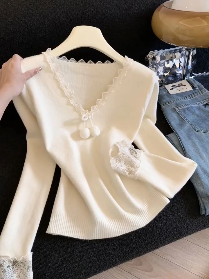 纯欲蕾丝拼接v领针织衫女秋冬款立体毛球长袖打底衫修身显瘦上衣