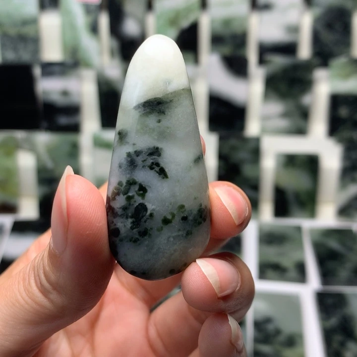 独山玉颈饰未镶嵌