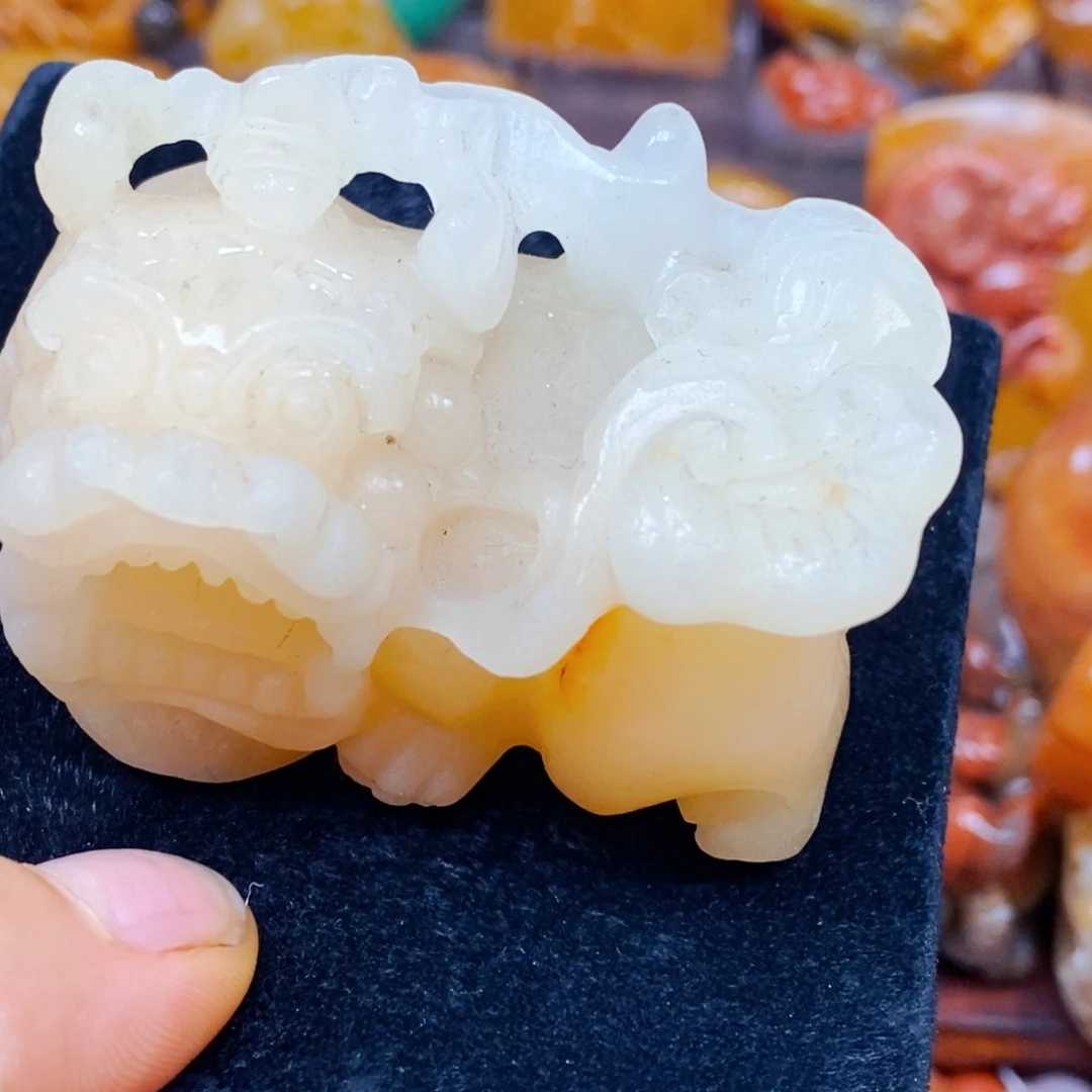 未镶嵌石英质玉（黄龙玉）颈饰