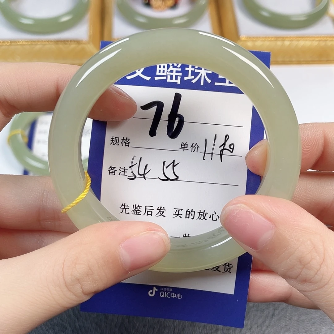 和田玉未镶嵌手镯