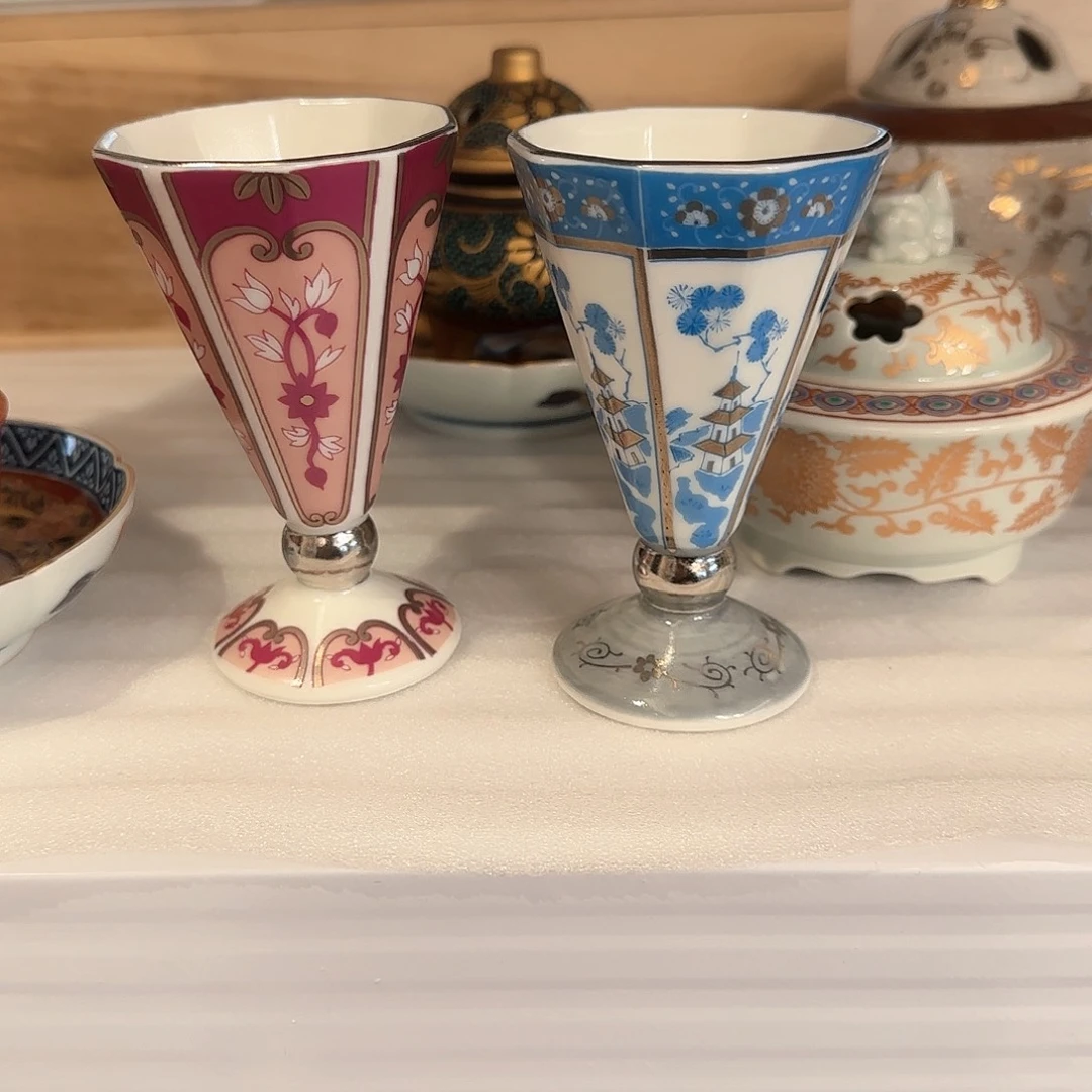 王***颐茶盏在家门口看到他俩小孩就