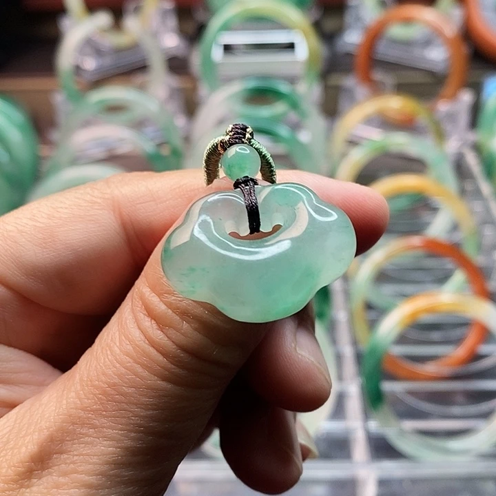 石英质玉颈饰未镶嵌