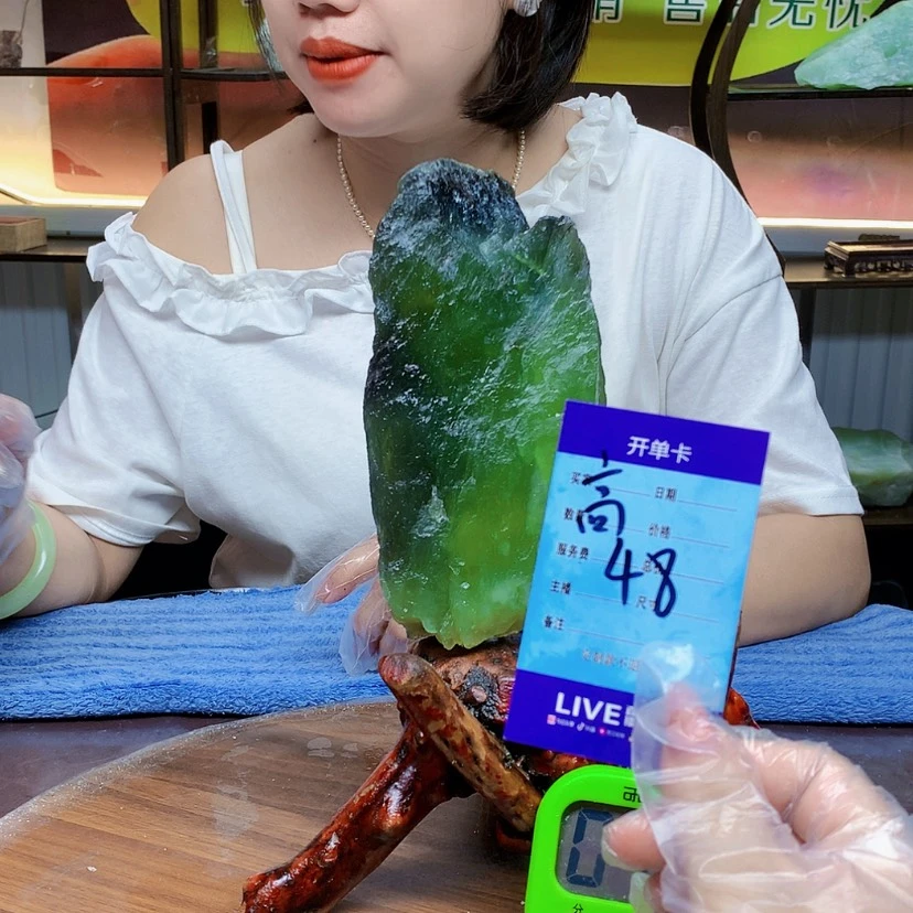 【闪购商品】蛇纹石玉未镶嵌原石虫*