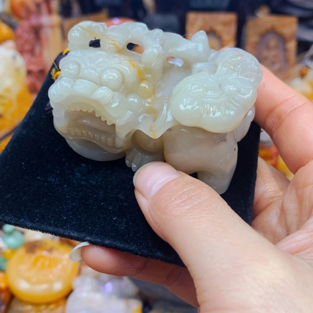 未镶嵌石英质玉（黄龙玉）颈饰