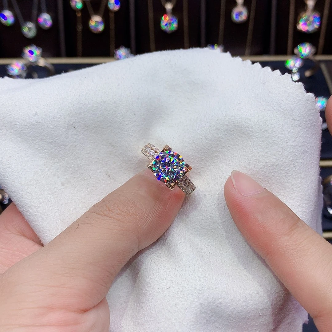 戒指/指环18K金镶嵌合成碳硅石（莫桑石）滚*白