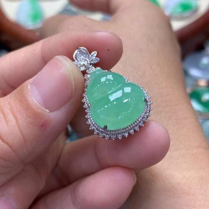 翡翠吊坠(不含链)18K金镶嵌