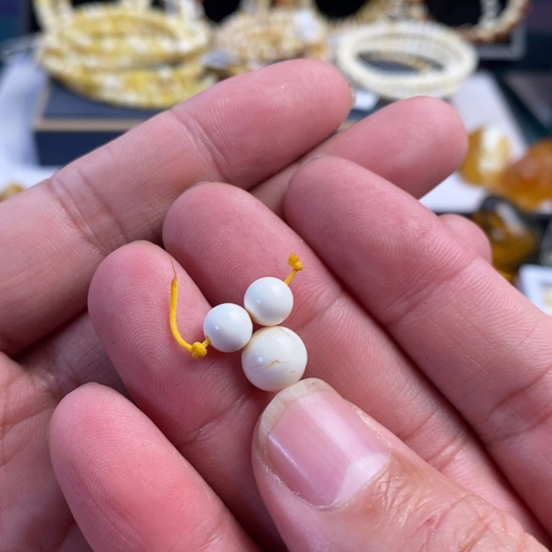 N***g蜜蜡未镶嵌裸石蜜蜡