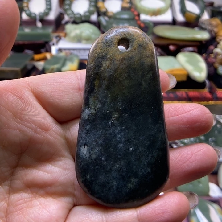 未镶嵌岫岩河磨玉（透闪石质玉）把件