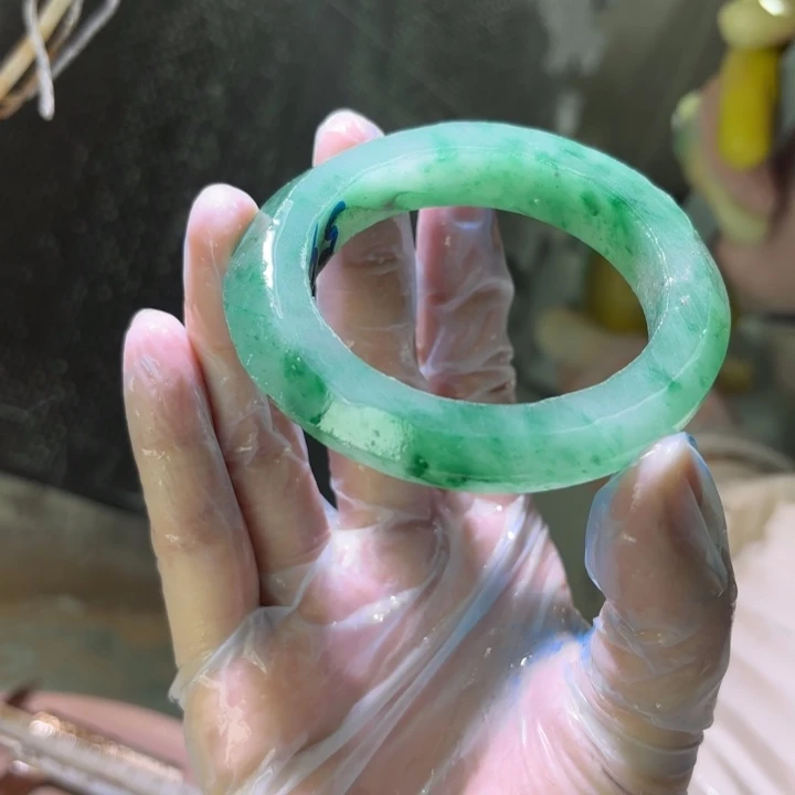 @***妃石英质玉（非洲翠）未镶嵌手镯定制