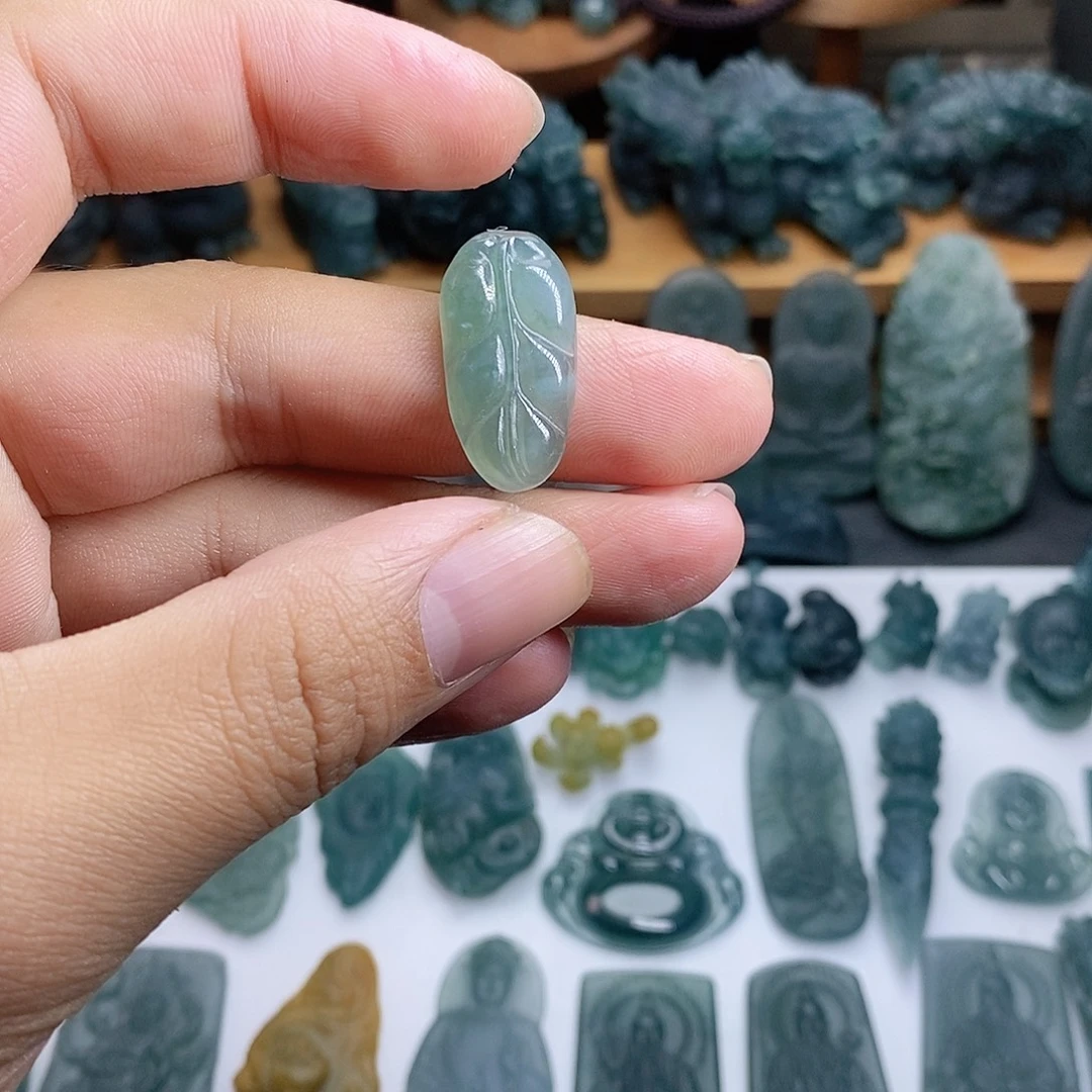 翡翠未镶嵌颈饰叶子