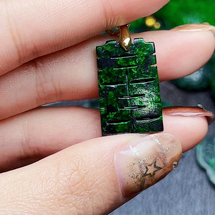 翡翠未镶嵌颈饰多样性