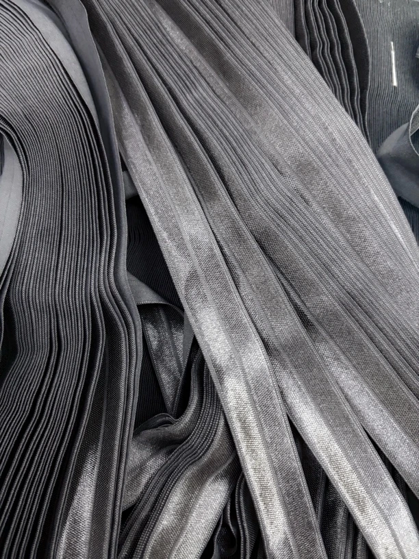 两公分灰色丝光包边条约40米左右