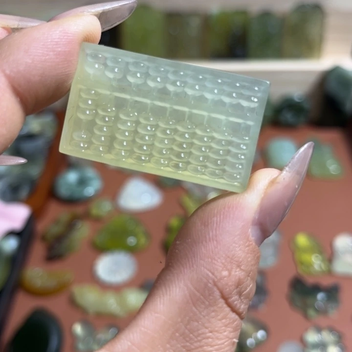 茶***白蛇纹石玉合金颈饰