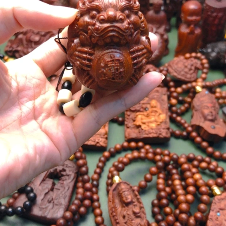 贡木貔貅抱球5.0手把件