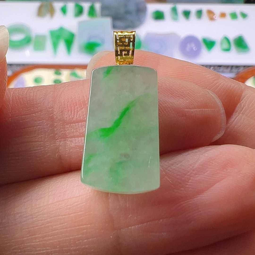 翡翠18K金镶嵌颈饰翡翠冰飘金丝绿无事牌卡18.6