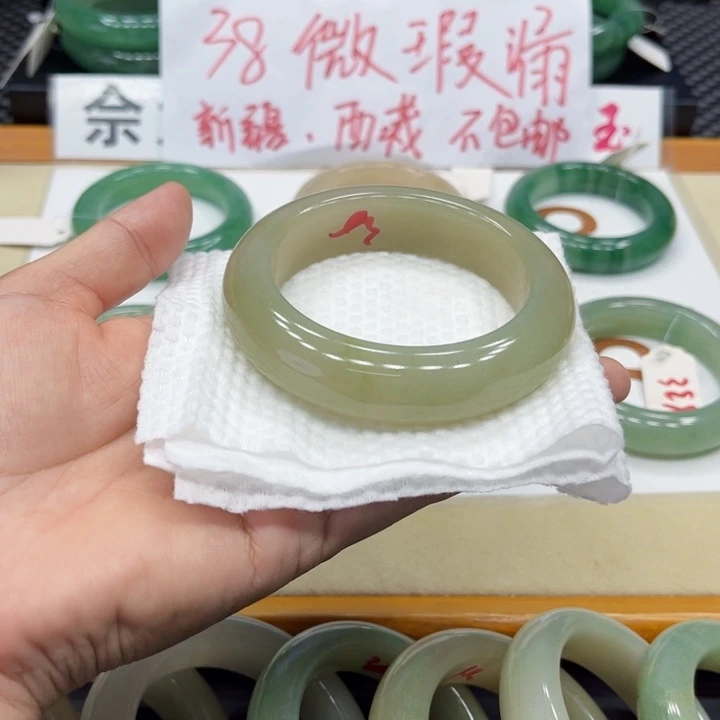 石英质玉手镯未镶嵌发***?