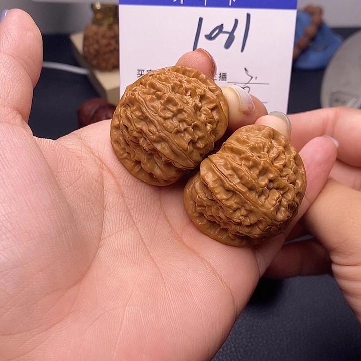****白桃核吊坠白狮子40有修s