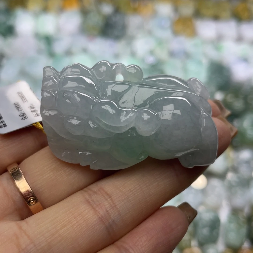 翡翠未镶嵌颈饰貔貅