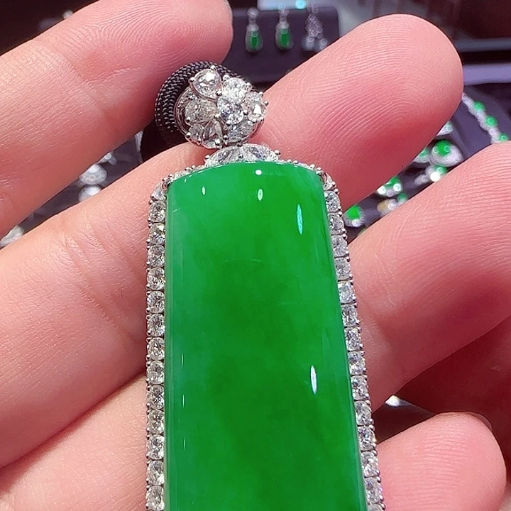 翡翠18K金镶嵌颈饰吊坠