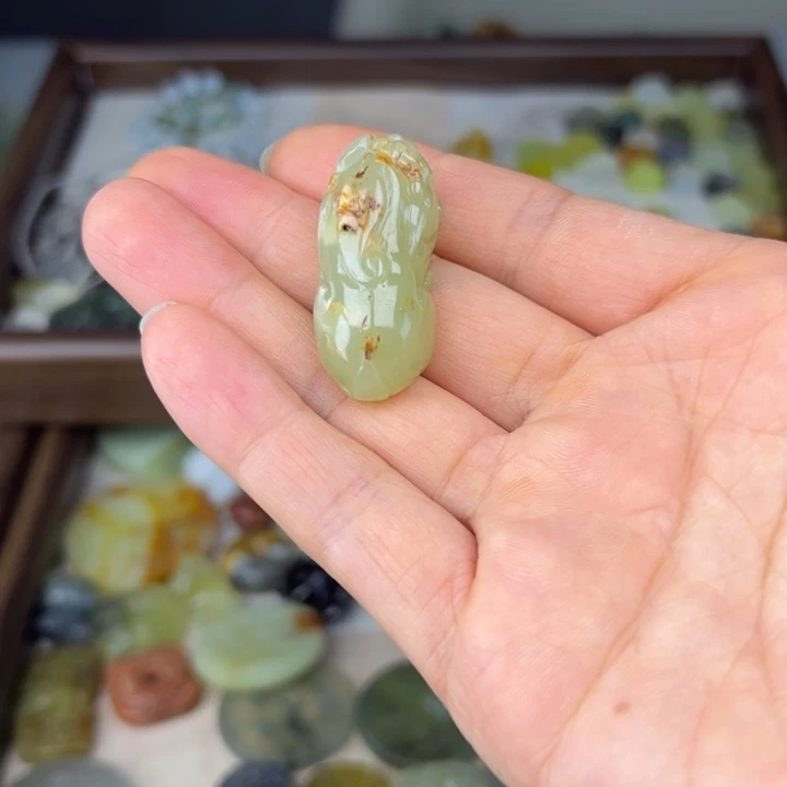 蛇纹石玉未镶嵌颈饰