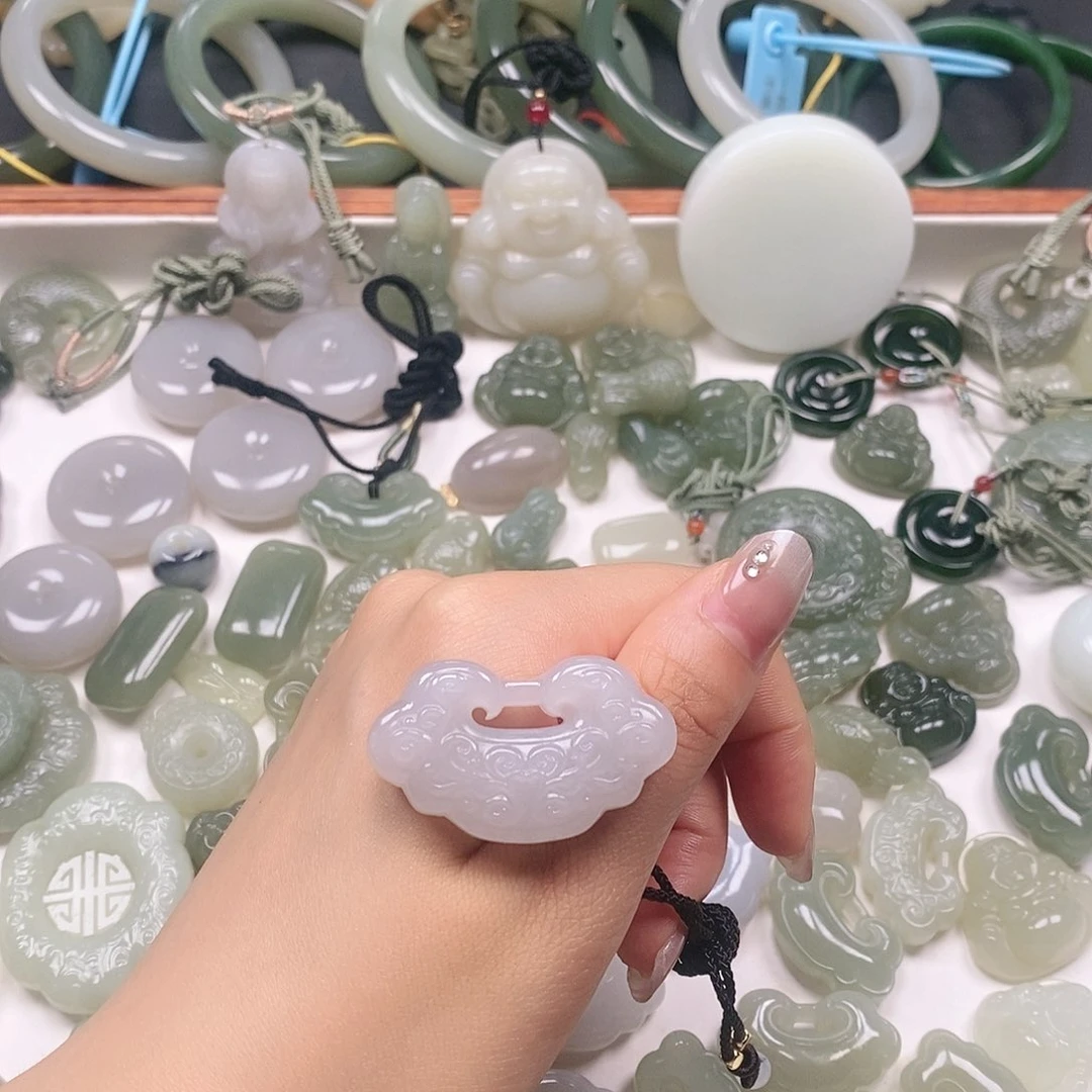 和田玉未镶嵌颈饰幻*