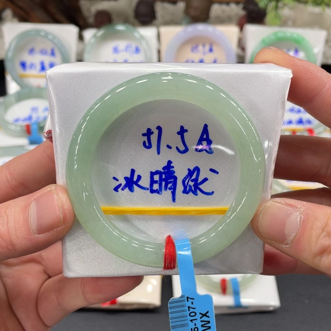 翡翠手镯未镶嵌翡翠