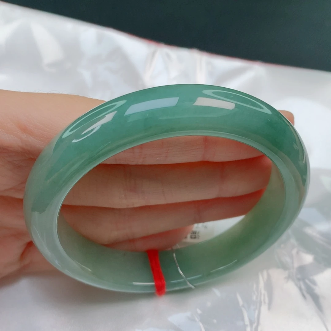 翡翠手镯未镶嵌58正圈，冰润湖水绿，完整