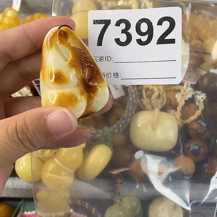 蜜蜡未镶嵌珠宝奇石