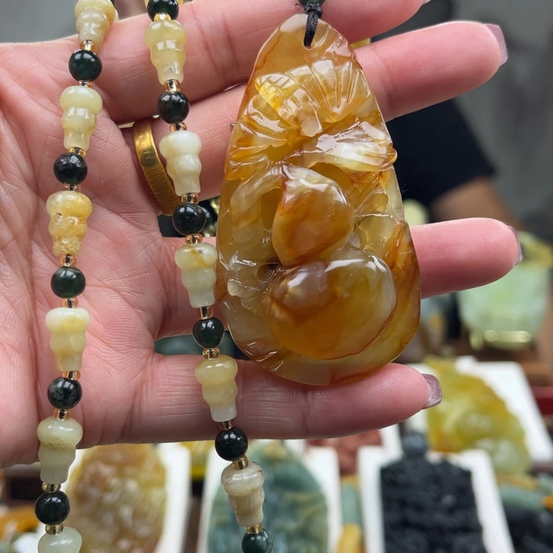 蛇纹石玉未镶嵌颈饰挂件