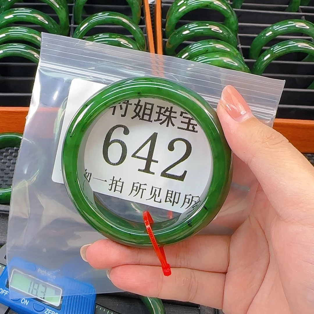 颈饰未镶嵌和田玉手镯57 642