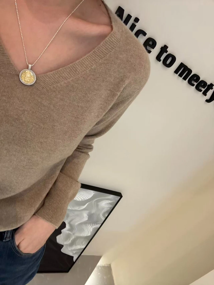 CJ纯色无缝一体V领针织衫