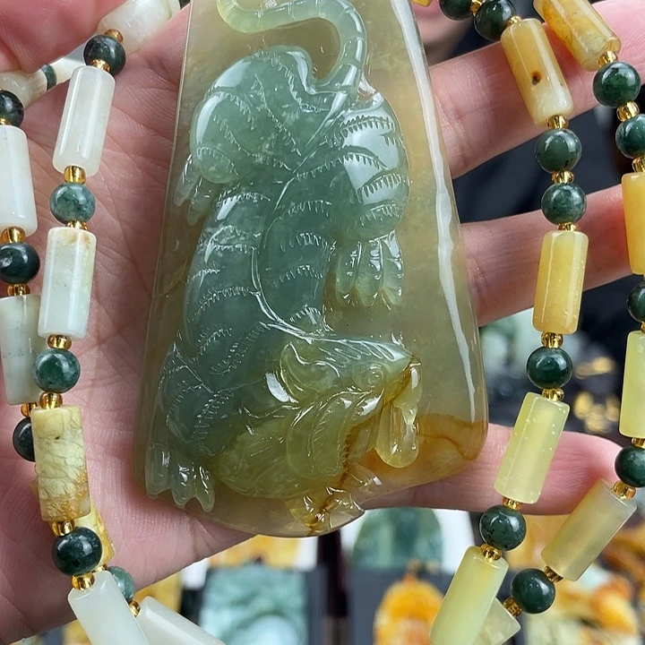 未镶嵌蛇纹石玉颈饰