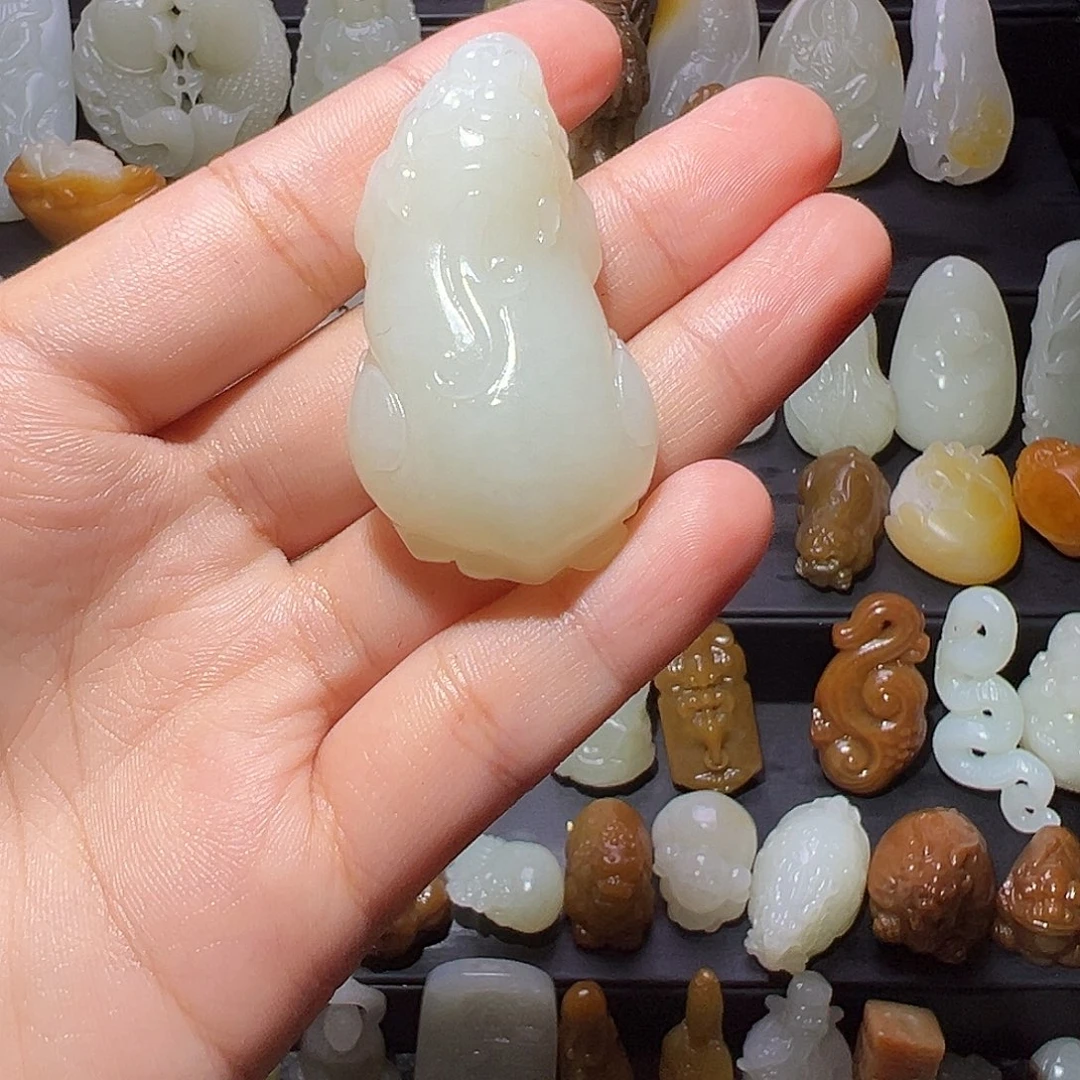 听***歌和田玉未镶嵌颈饰